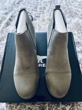 Chelsea Boot: Sorel Women's Evie ll, size 6, Brand New In Box